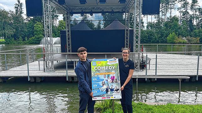 Marvin Hack und Julia Veeser vom Veranstaltungsmanagement der Kur- und Bäder GmbH Bad Dürrheim präsentieren am Salinensee vor der Bühne ...