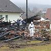Kriminaltechniker nahmen am Donnerstag die Brandstelle in Wellendingen unter die Lupe. Gesucht wurde nach Hinweisen auf die ...