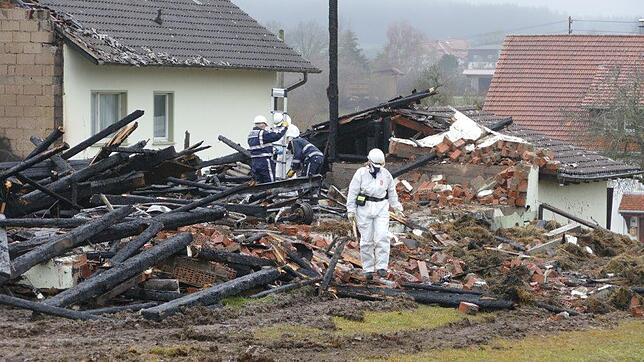 Kriminaltechniker nahmen am Donnerstag die Brandstelle in Wellendingen unter die Lupe. Gesucht wurde nach Hinweisen auf die Brandursache.