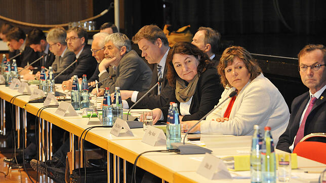 Der Petitionsausschuss des Landtags tagte wegen des geplanten Windparks in den Donauhallen.
