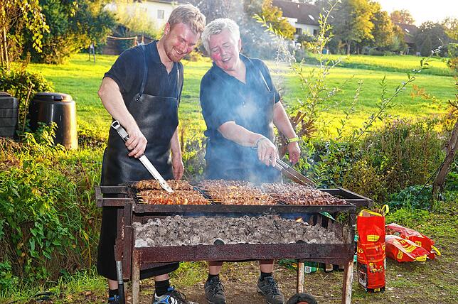 Der Dämmerflohmarkt in Stetten musste coronabedingt ausfallen. Anstelle der Veranstaltung wurde auf Vorbestellung gegrillt. Dadurch kam ...
