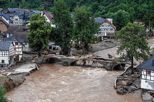 Die Brücke in dem Dorf Schuld im Kreis Ahrweiler ist nach dem Unwetter mit Hochwasser unpassierbar geworden