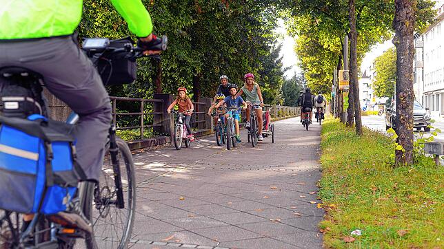 Markus Frieling und Neele Onnen sind hier an der Friedrichstraße öfter mit dem Fahrrad unterwegs. Gerade mit Kindern ist der kombinierte ...
