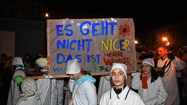 Bild 1: Schmotziger Dunschtig: Groß und Klein sind beim Hemdglonker dabei