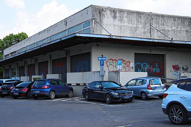 Die alten Pakethallen am Kapuzinerweg sind schon lange auf der Abriss-Liste der Stadt. Hier, so der Vorschlag des Handelsverbandes, ...