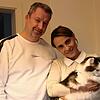 Rolf und Ornella Späth mit Kater Diego, der schon zum dritten Mal mit einem Luftgewehr angeschossen wurde.