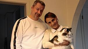 Rolf und Ornella Späth mit Kater Diego, der schon zum dritten Mal mit einem Luftgewehr angeschossen wurde.