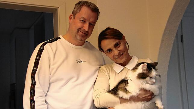 Rolf und Ornella Späth mit Kater Diego, der schon zum dritten Mal mit einem Luftgewehr angeschossen wurde.