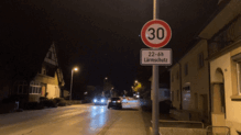 Von 22 Uhr bis 6 Uhr gilt auf einem Teilstück der Ortsdurchfahrt Jestetten Tempo 30. Die 2018 eingeführte Geschwindigkeitsbeschränkung ...