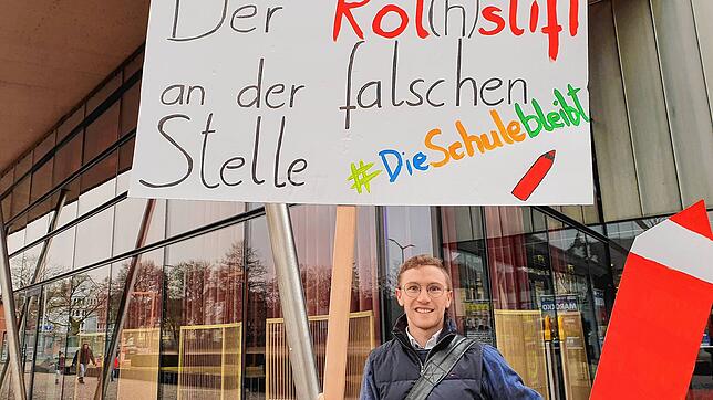 OB Roth (CDU) wird von den Protestgruppen namentlich für die Schließungspläner drei VS-Dorfschulen angesprochen. Hier im Bild: ...