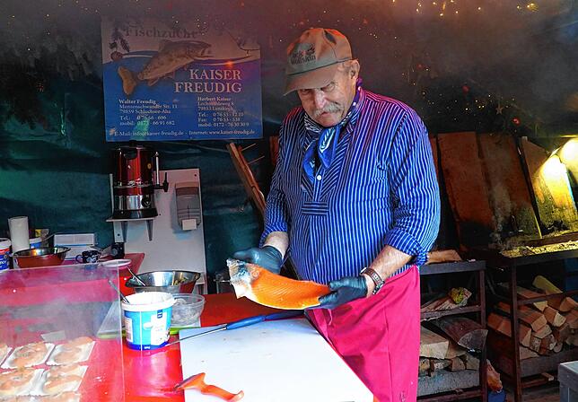 Werbung für Fisch macht Hubert Kaiser aus Lenzkirch, der schon zum elften Mal mit seinen Fisch-Leckereien zu Gast auf dem ...