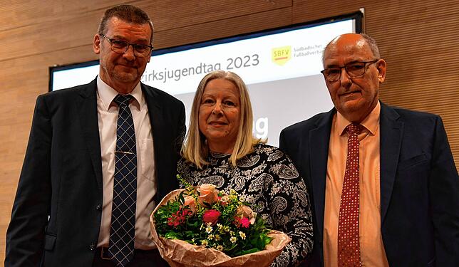 Zeit für die Familie: Harald und Marina Fengler in Albbruck bei der Verabschiedung durch den Bezirksvorsitzenden Uwe Sütterlin (rechts).