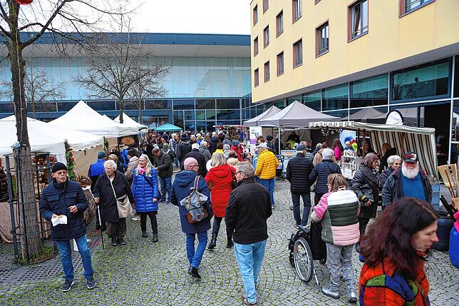 Auf dem Rathausplatz in Singen gab es beim Martinimarkt vieles zu entdecken.