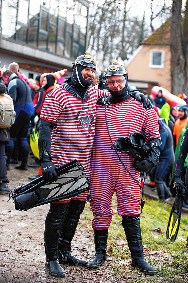 Jurgen Krauß (links) und Enrico Scholz von der Wassersportgruppe der Reservistenkameradschaft Singen.