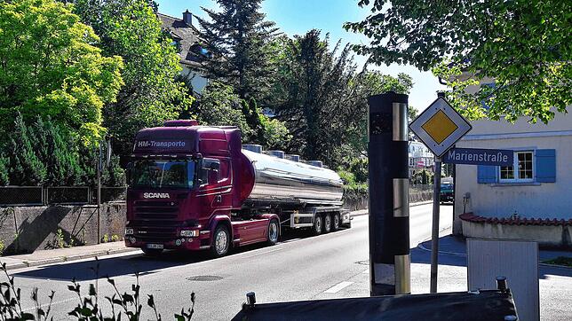 Der Blitzerturm in der Ravensburger Straße ist „beliebt“ bei Schnellfahrern: Fast 14 000 Mal löste seine Kamera 2019 aus.