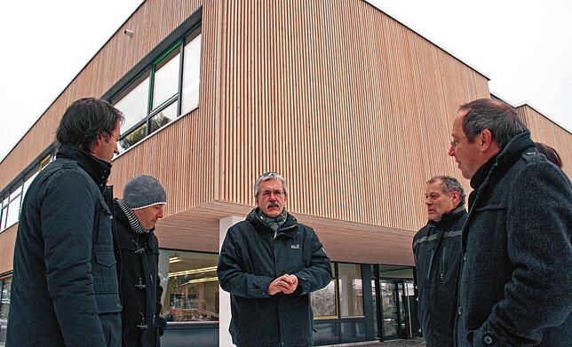 Die Burgbergschule hat ein neues Gesicht bekommen: Wolfgang Panzner (Mitte) nach der energetischen Sanierung und optischen Aufwertung ...