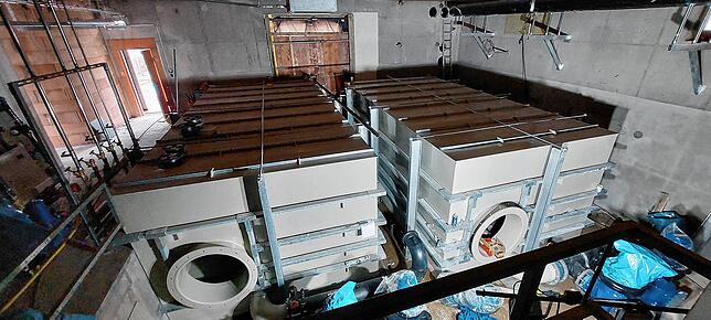 In diesem Raum war bislang die gesamte Freibadtechnik untergebracht. Jetzt füllen riesige, neue Ausgleichsbehälter den Raum. Die ...