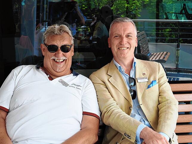 Bild 16: Die neue Fähre wird im Staader Hafen feierlich auf &bdquo;Richmond&ldquo; getauft. Diese Besucher sind dabei