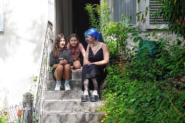 Xenia Bausch als Momo (von links), Lera Gerber als Schildkröte Kassiopeia und Isabella David als Meister Hora in einer der letzten ...