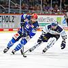 Gegen die Ice Tiger blieb Verteidiger Ben Marshall lange liegen. Für eine Weile sah es so aus, als habe er sich schwerwiegender ...