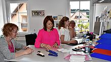 Fleißig am Werk ist das Wahl-Team beim Auszählen der Stimmen für Gemeinde- und Ortschaftsräte am Montag.