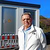 Nanu, warum steht denn gegenüber der Radolfzeller Straße 91 eine neue Trafostation auf Holzklötzen, ist aber nicht in Betrieb? Anwohner ...