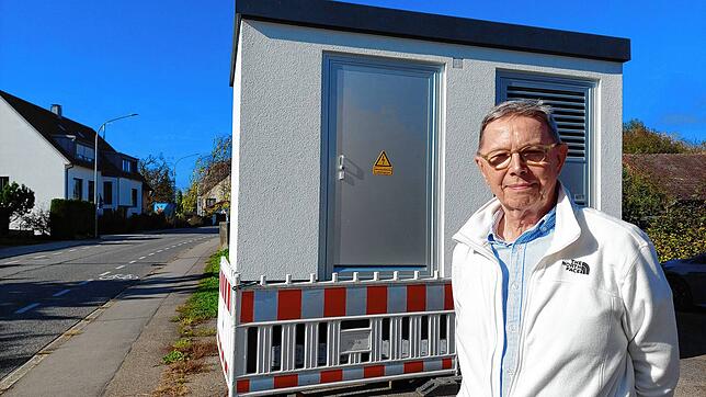 Nanu, warum steht denn gegenüber der Radolfzeller Straße 91 eine neue Trafostation auf Holzklötzen, ist aber nicht in Betrieb? Anwohner ...