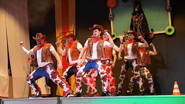 Ein Hauch von Wild-West in der Herdwanger Halle: Das Männerballett sorgt für viel Stimmung im Publikum, auch, oder gerade mit ...