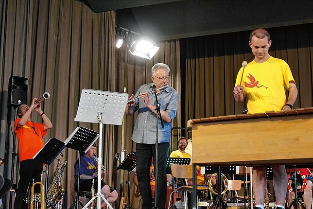 Flötist Jos Rinck (Mitte) beim Auftritt der Lautenbacher Blaskapelle im Jahr 2023 in Lautenbach.