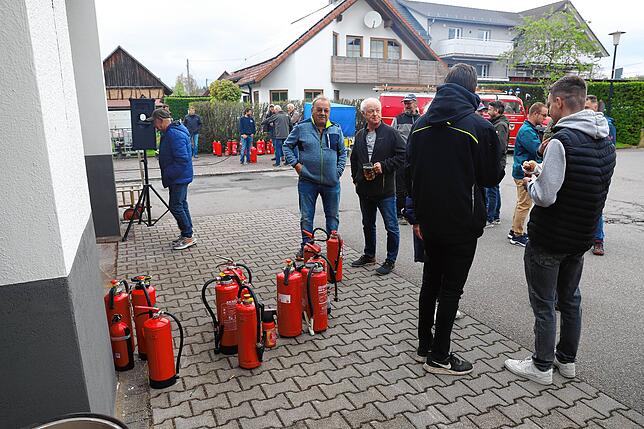 Beim Warten auf die Feuerlöscher-Inspektion schmeckte die Rote oder das Bier.
