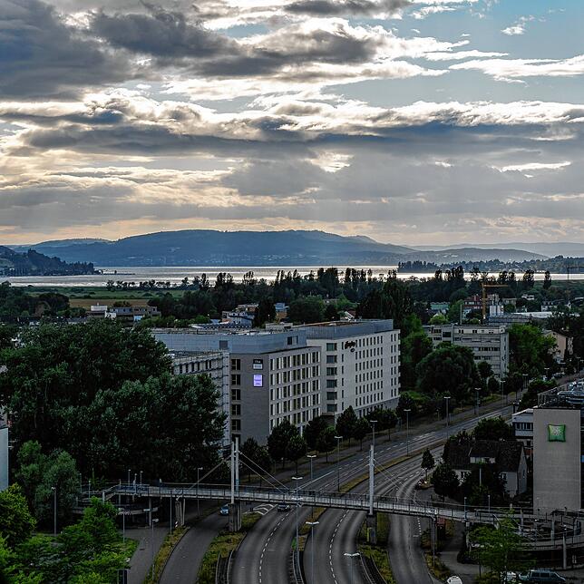 Weitblick: Von der obersten Etage kann man auf die Reichenau und zur Höri sehen. Unten die Bundesstraße 33 mit den neuen Hotels zu ...