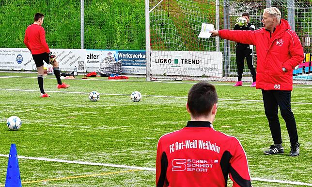 Trainer mit Leib und Seele: Gerd Gampp – hier beim Corona-Training im Mai 2020 – ist seit fast 20 Jahren beim FC Rot-Weiß Weilheim tätig.