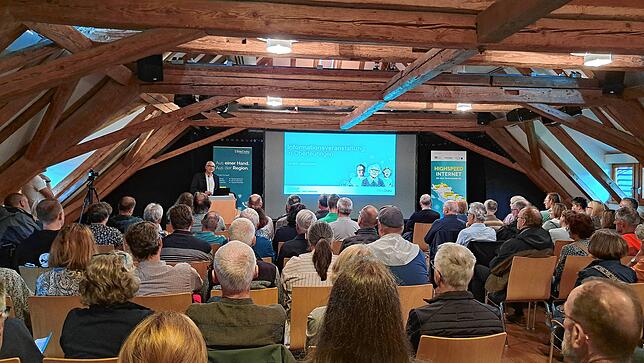 Bei der Infoveranstaltung in der Mühle hat ZVBB-Geschäftsführer Bernhard Schultes sich der Fragen der Besucher gestellt.