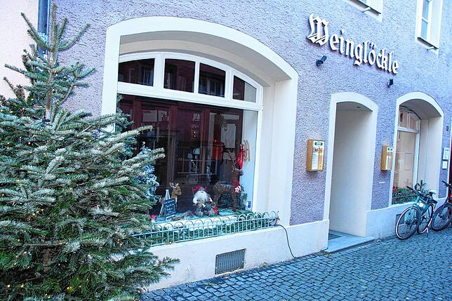 Bild 2: Ho Narro und Frohe Ostern! Der Wirt des Konstanzer Weinglöckle beweist angesichts des drohenden längeren Lockdowns seinen schwarzen Humor
