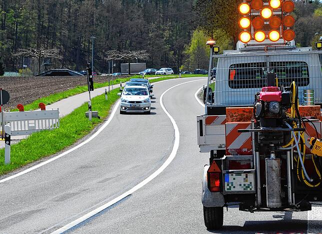 Bild 8: Asphalt weg, Geländer weg, Bohrkerne entnommen: So lief der ersten Tag mit Großbaustellen an zwei Stockacher Ortseingängen