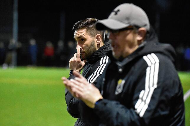 Zufrieden: Die Trainer des SV 08 Laufenburg, Michael Hagmann (links) und Oliver Neff, freuten sich, dass der „Matchplan“ ...