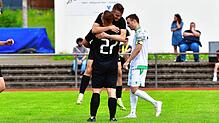Die Entscheidung: Schon vor der Pause setzte Valentino Colella, der hier mit dem Torschützen zum 2:1, Johannes Baumgartner, jubelt, den ...