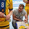 Trainer Jörg Lützelberger instruiert die Spieler der HSG Konstanz