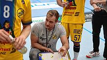 Trainer Jörg Lützelberger instruiert die Spieler der HSG Konstanz