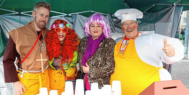 (Archivbild von 2024) Der Verein „Konstanz hilft“ ist auch 2025 mit einem Stand auf der Marktstätte präsent und gibt gegen eine Spende ...