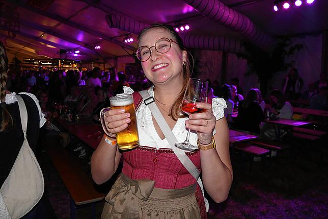 Bild 32: Was für eine Fete! Musikkapelle Mundelfingen versetzt das Publikum zum Jubiläumsstart in Feierlaune