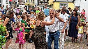 Urlaubsmomente in der Altstadt: Begeistert schwangen die Gäste des spanischen Abends im Innenhof des Bischofschlosses das Tanzbein bei ...