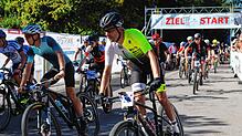 Rund die Hälfte aller Teilnehmer und Teilnehmerinnen startet bei der Mountain-Challenge in Illmensee rund um den See unter dem Jubel ...