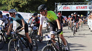 Rund die Hälfte aller Teilnehmer und Teilnehmerinnen startet bei der Mountain-Challenge in Illmensee rund um den See unter dem Jubel ...