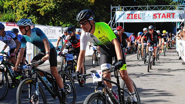 Rund die Hälfte aller Teilnehmer und Teilnehmerinnen startet bei der Mountain-Challenge in Illmensee rund um den See unter dem Jubel ...