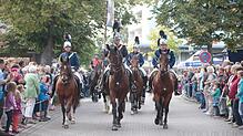Stolz präsentiert sich die historsiche Bürgerwehr aus Villingen den flankierenden Zuschauern beim Festumzug.