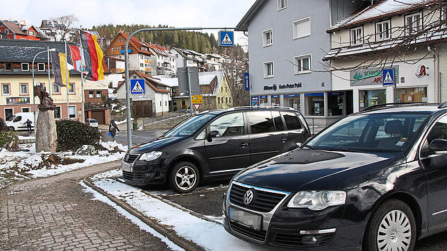 Die drei ersten Parkplätze gegenüber der Apothekte in Schonach in Richtung Kreuzung sollen als Kurzzeitparkplätze eingerichtet werden.