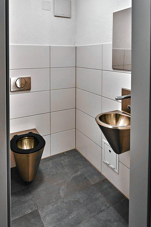 Spartanisch: Auch die Toiletten und Duschen sind vor allem zweckmäßig, leicht zu reinigen und robust.