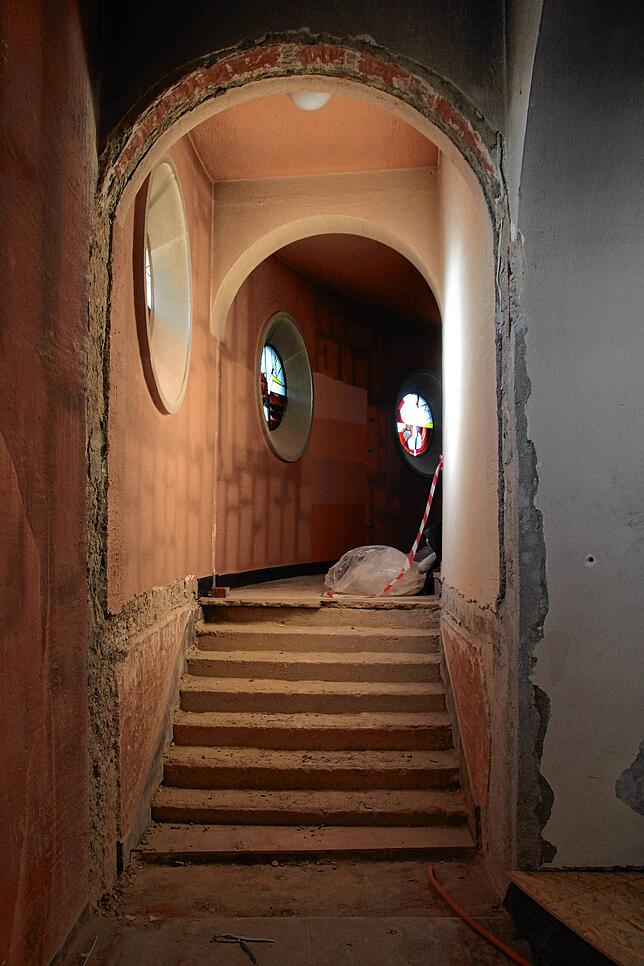 Der zukünftigen Marienkapelle fehlt noch ihre Rückwand. Demnächst werden die Steinstufen eingebaut.
