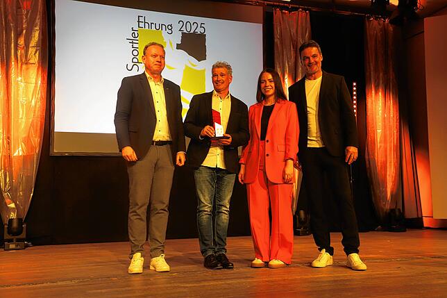 Soprt-Sonderpreis Verein (von links) OB Jan Zeitler, Roland Ruf (TV Überlingen), Gianna Heidenreich (DVAG, Pate des Preises) und ...